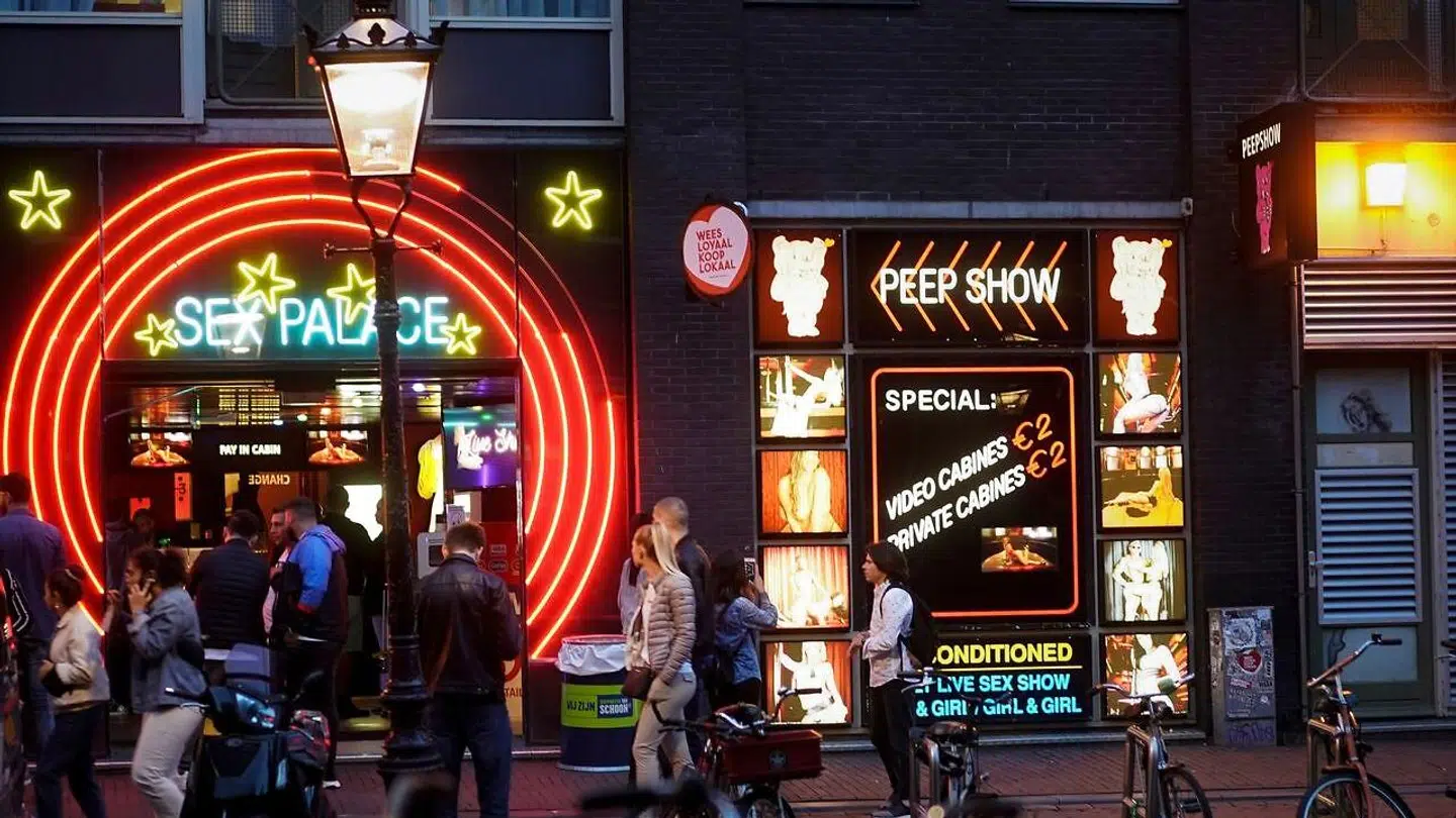 Myndighederne i Amsterdam er blevet trætte af turister, der besøger byen for at vælte sig i prostituerede og stoffer. (Arkivfoto)