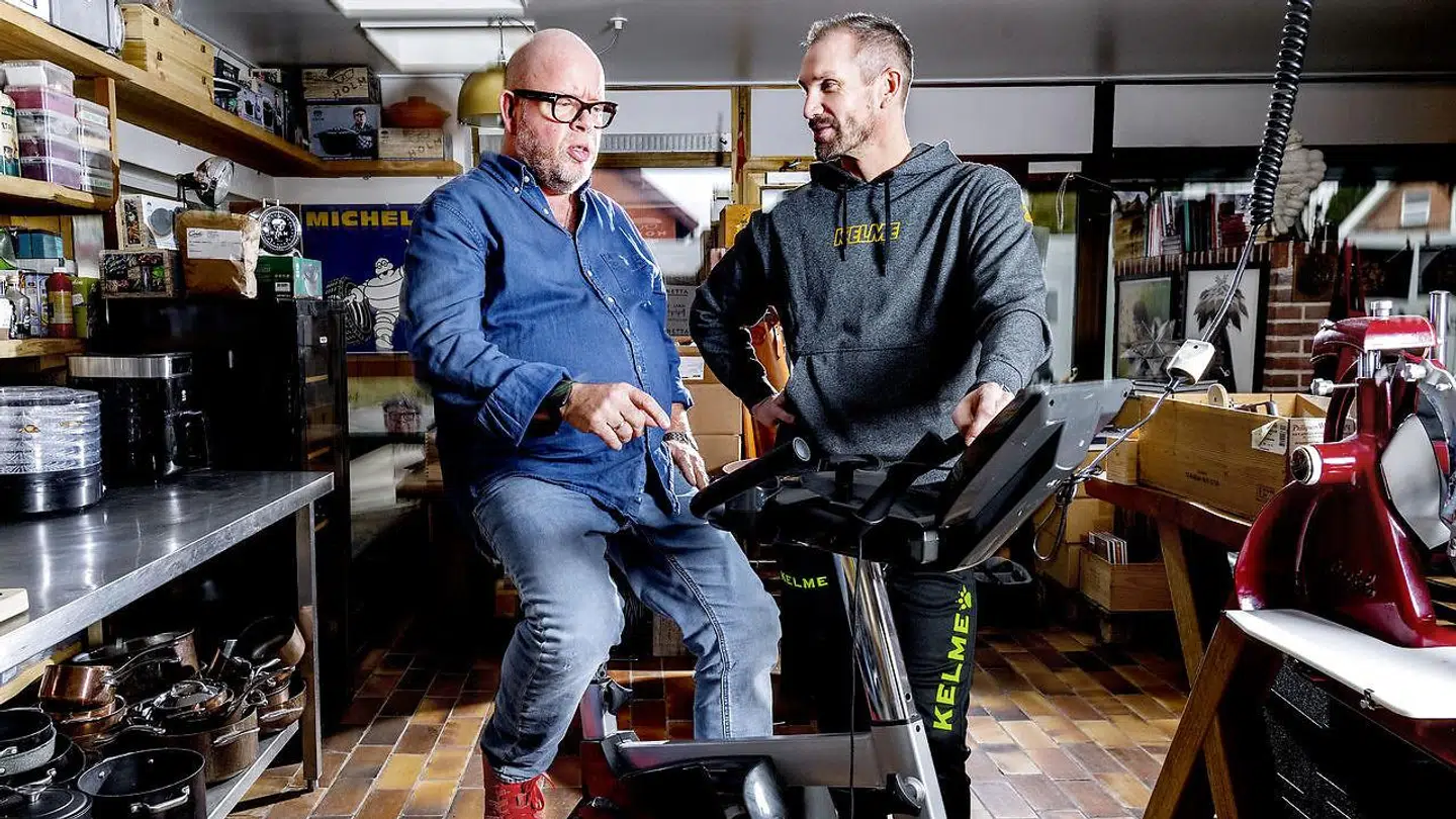 Mark Abildhauge holder de 'Fem fede kokke' i ørerne i TV 2-programmet og hjælper dem i jagten på en bedre livsstil – her Claus Holm. Derudover har Mark Abildhauge også kunnet ses som træner i 'Go' Morgen Danmark'.