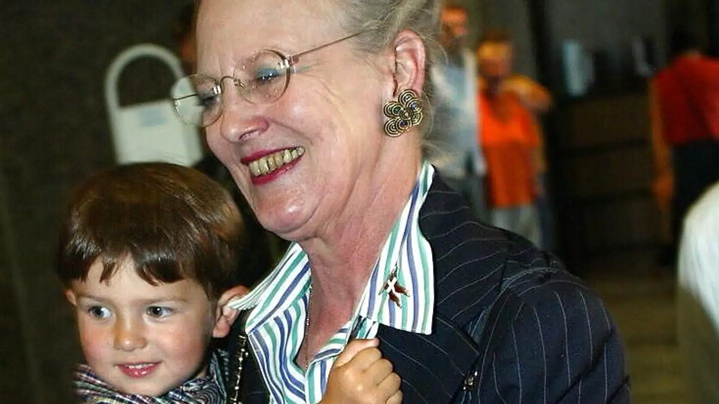 Dronningen med en ganske lille prins Nikolai i begyndelsen af 2000'erne.