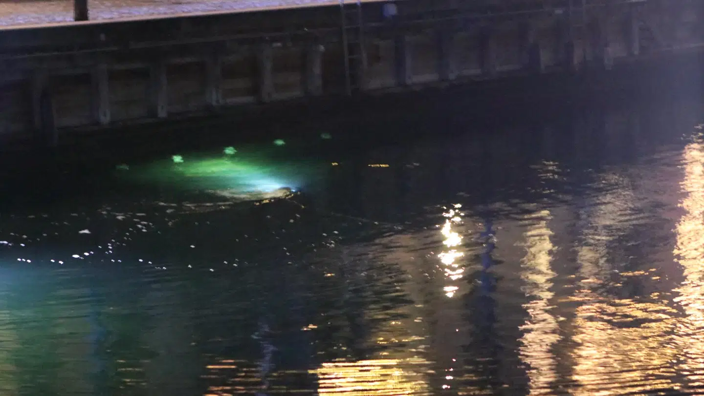 Efter fund af tøj ved kajen har Københavns Brandvæsen sendt dykkere i vandet.