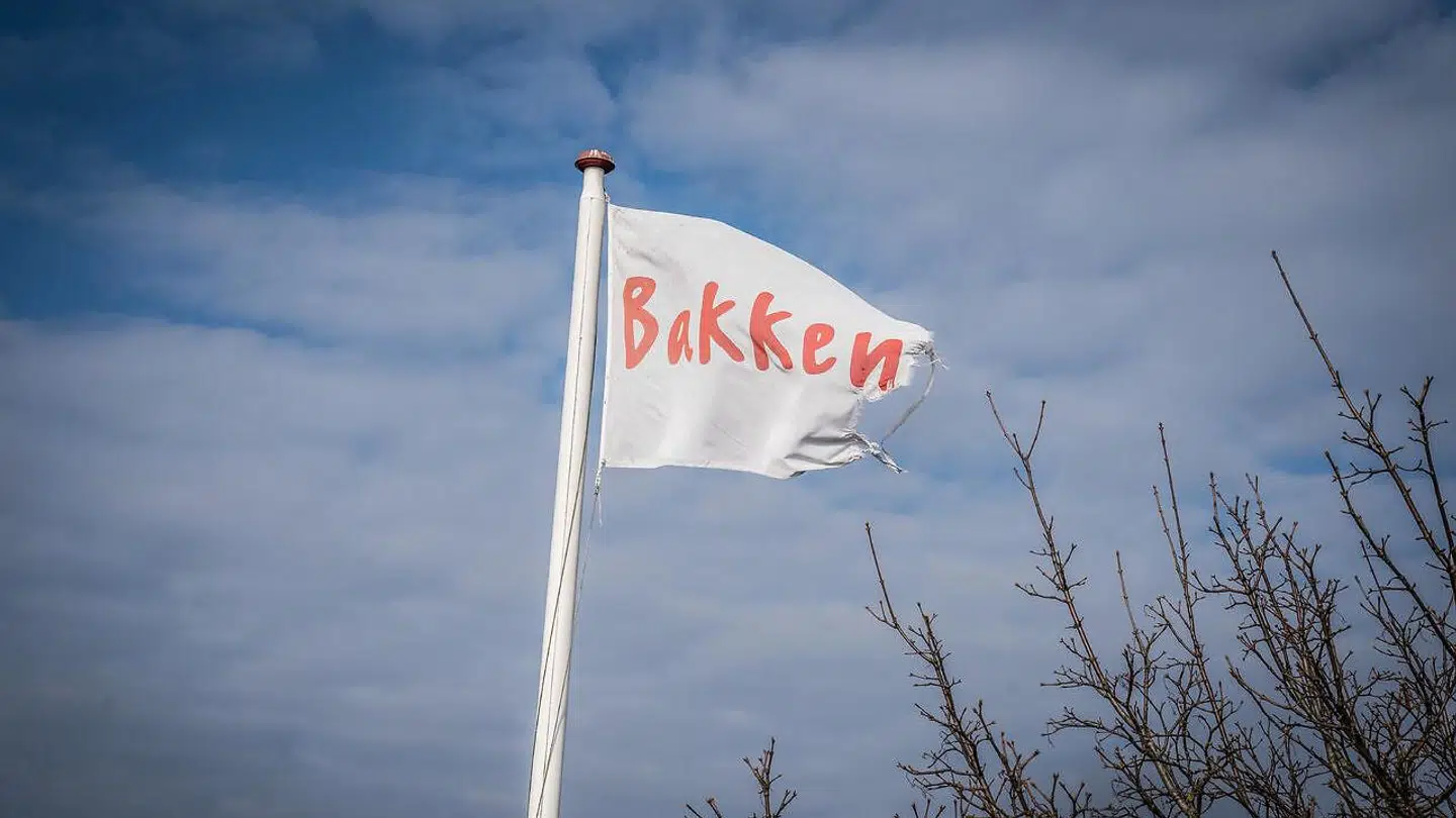 En pige har fået sit ben i klemme i en forlystelse på Bakken. Forlystelsen er nu lukket, mens politiet undersøger forholdet.