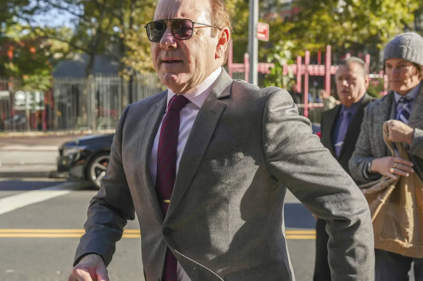 Den Oscar-vindende filmskuespiller Kevin Spacey deltog fredag via et videolink i et kortvarigt retsmøde i London, hvor han skulle bekræfte sine data og sin adresse i London, oplyser hans advokat, Patrick Gibbs. Zz/John Nacion/Star Max/Ipx/Ritzau Scanpix