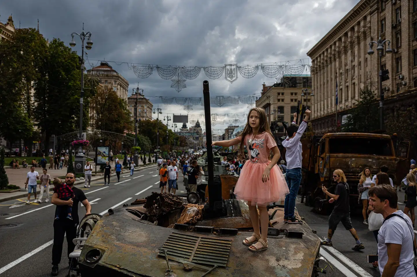 Tidligt under invasionen mislykkedes Rusland med at indtage Kyiv. Her ses en pige, der står ovenpå en ødelagt russisk kampvogn, som blev del af en ukrainsk militærudstilling i Kyiv i august. Dimitar Dilkoff/Ritzau Scanpix