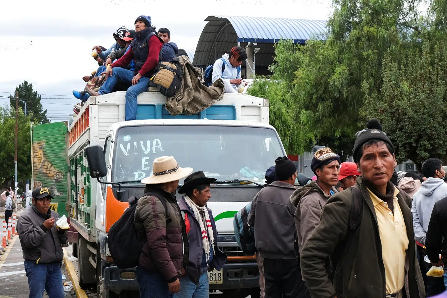 Demonstranter samlet på gaden i Peru, mens protester har spredt sig i landet. Det sker efter afsættelsen og anholdelsen af landets ekspræsident Pedro Castillo. Stringer/Reuters