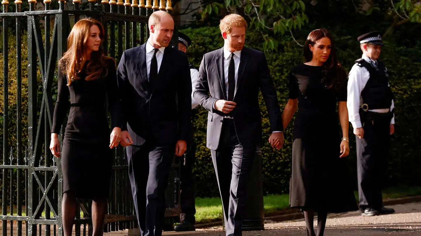 Prins Harry og Hertuginde Meghan anklager det britiske kongehus for at have lækket negative historier til pressen for at fremme prinsesse Kate i rampelyset. Og fremhæver også en opsigtsvækkende scene fra det famøse Sandringham Summit, hvor Megxit-aftalen blev til.