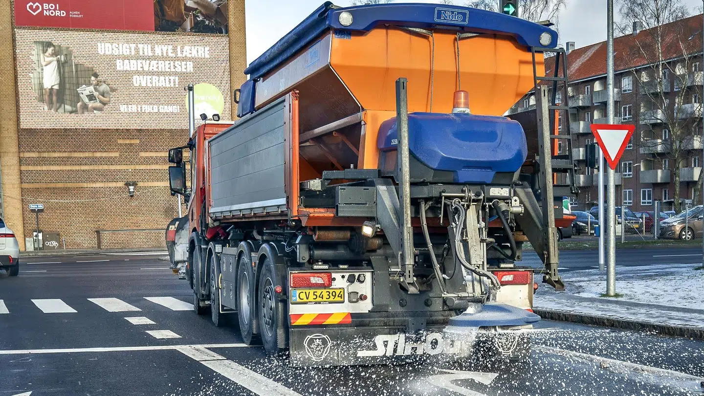 Saltsprederne skal nok på arbejde mandag morgen, hvor DMI advarer om, at temperaturer ned til minus 10 grader skaber glatte vejbaner. (Arkivfoto). Henning Bagger/Ritzau Scanpix