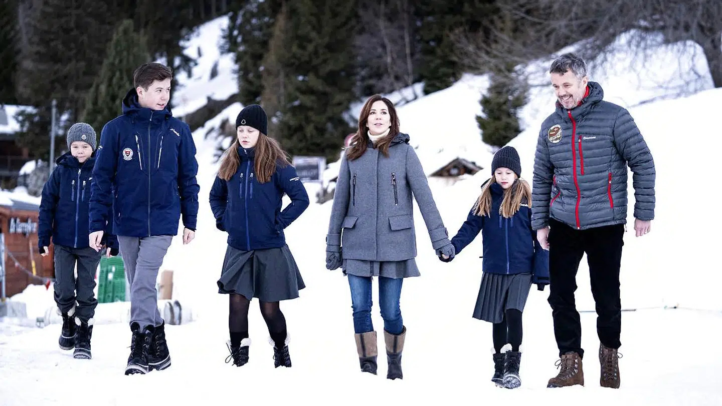Kronprinsparret har en skihytte i schweiziske Verbier, hvor de årligt tager på skiferie med deres børn. Her ses de i januar 2020.