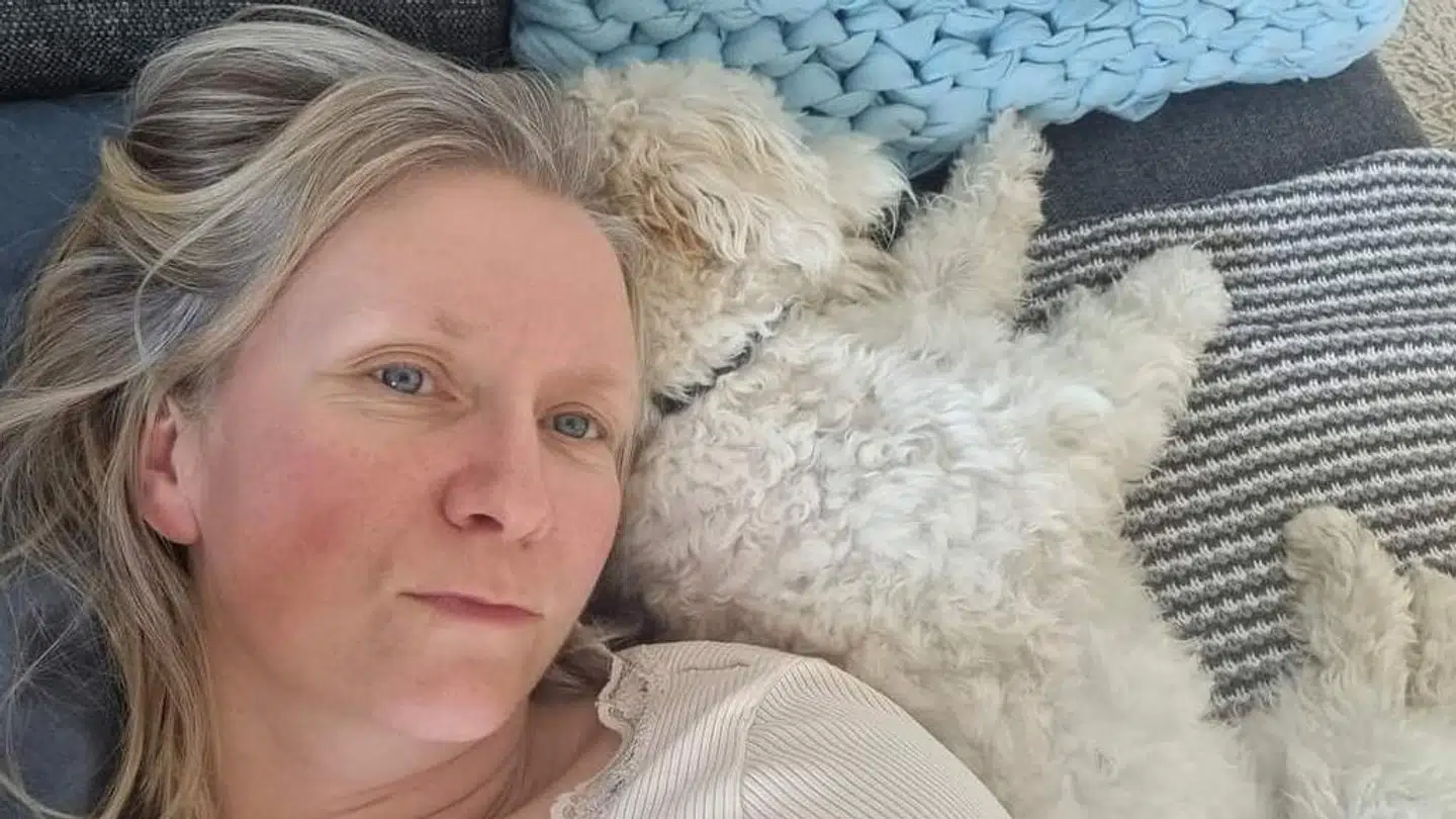 Sisse Koch Vedstesen og hunden Bailey.