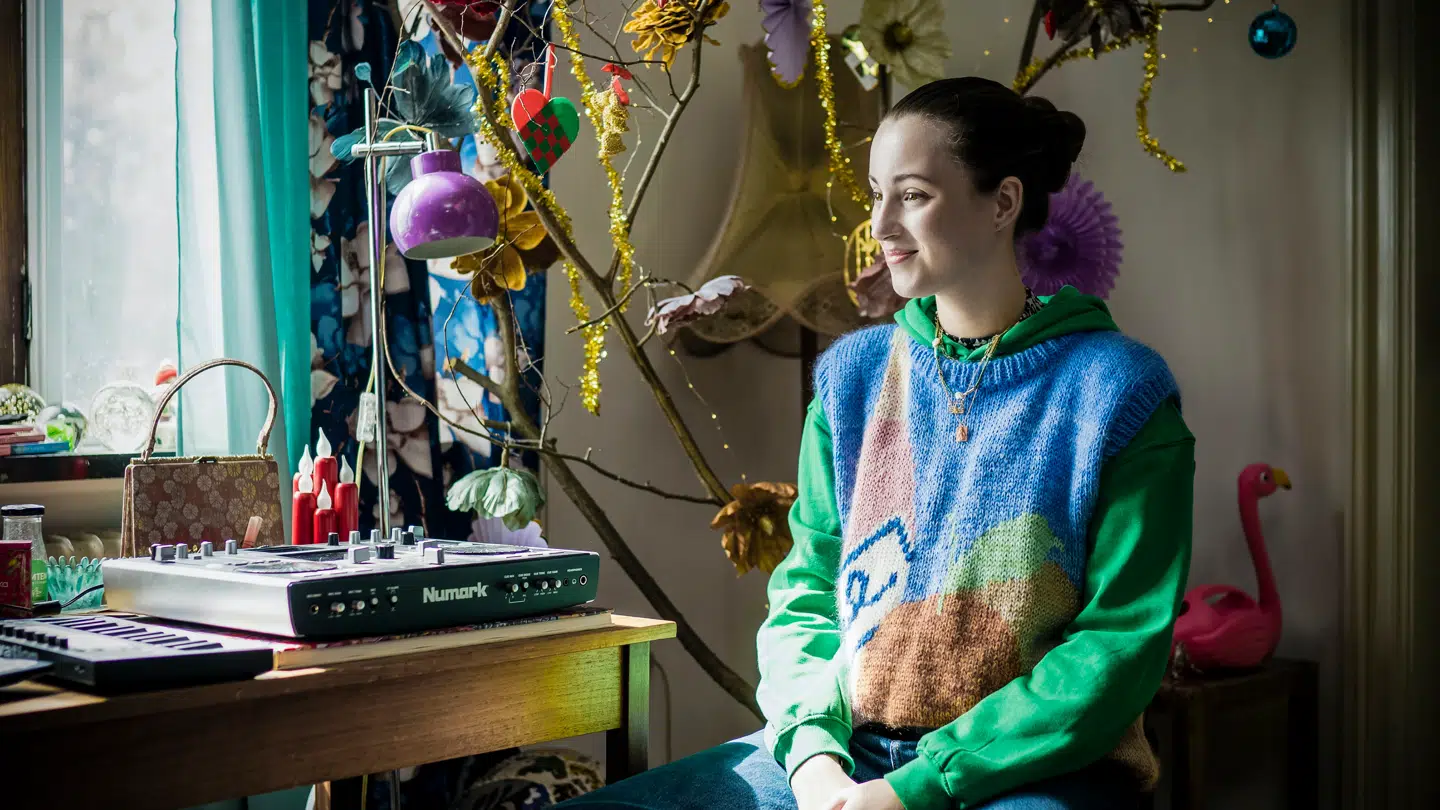 Tinka forklædt som sin tvillingesøster, Flora, på besøg i menneskeverdenen.