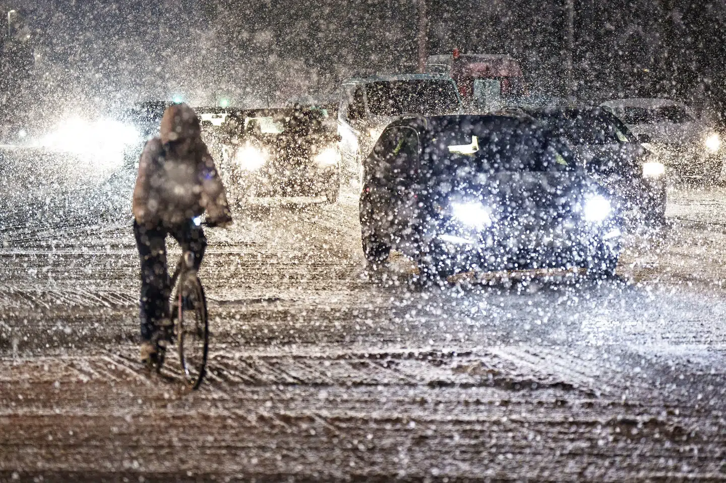 Sne og lave temperaturer har gjort vejene glatte flere steder i landet. I Nordjylland og i Nordsjælland har politiet rykket ud til flere trafikuheld end normalt. Henning Bagger/Ritzau Scanpix