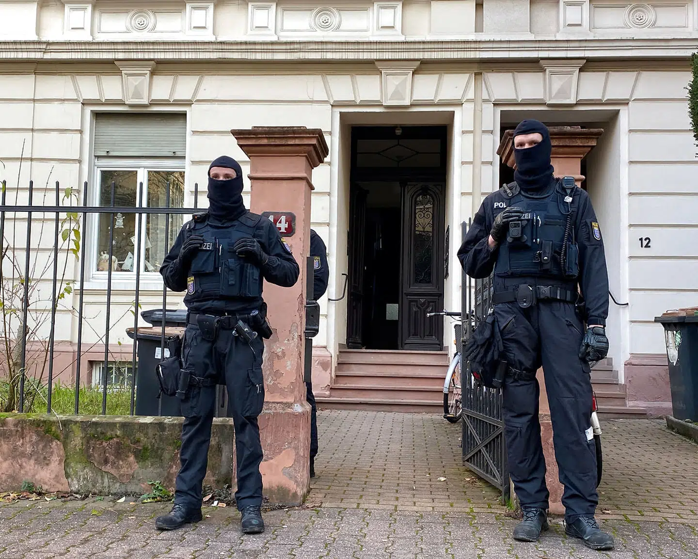 Betjente bevogtede prins Heinrich hjem i den dyre ende af Frankfurt, hvor han onsdag blev anholdt.
