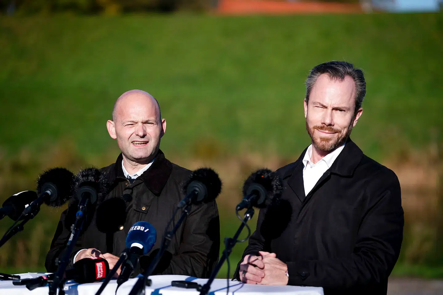 »Vil regeringen be- eller afkræfte, at Trine Bramsen har sagt til FE-chef Lars Findsen, at han skulle hjemsendes, fordi hun skulle kunne tælle til 90?« ville Ellemann og Pape vide. 90 henviser til antallet af mandater, der kræves for at have flertal i Folketinget.