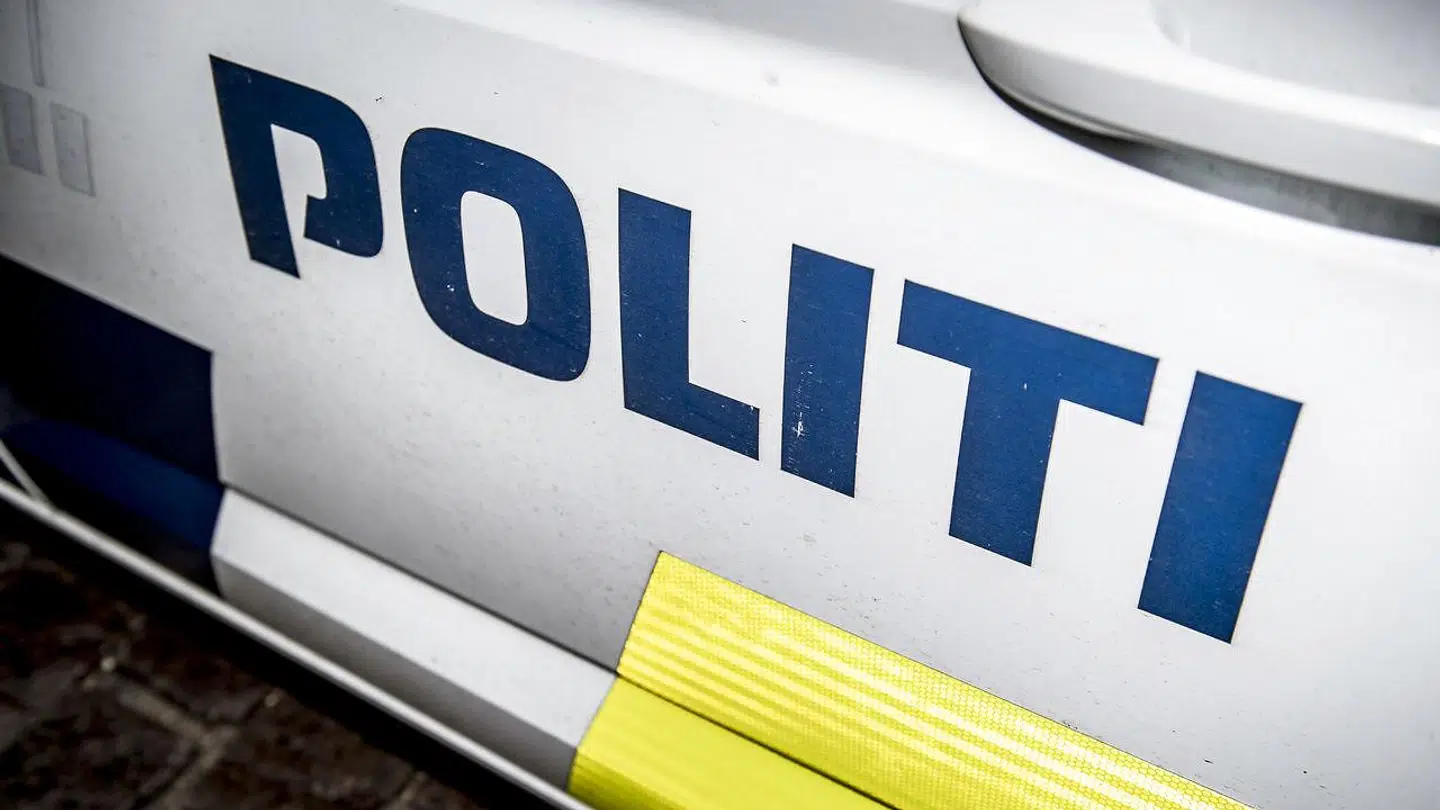 22-årig har totalskadet bil i solouheld. Bilen landede flere meter ude på en mark (arkivfoto).