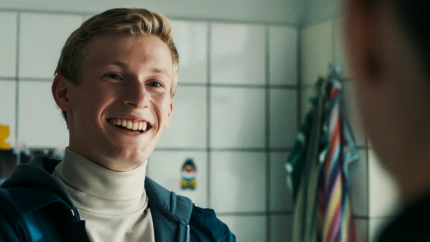 Lasse møder for første gang Tinkas søster, Flora.