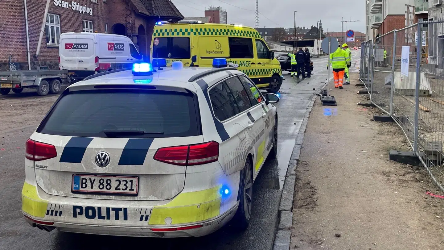 Føreren kom ikke noget til, men er blevet anholdt for at køre uden gyldigt kørekort.