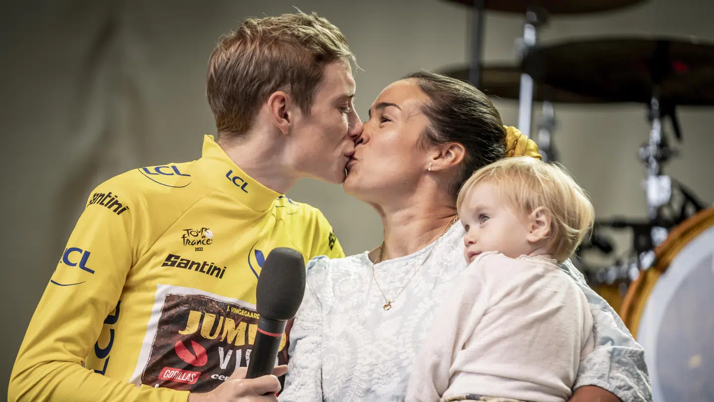 Jonas Vingegaard med kæresten, Trine Marie Hansen, og datteren Frida.