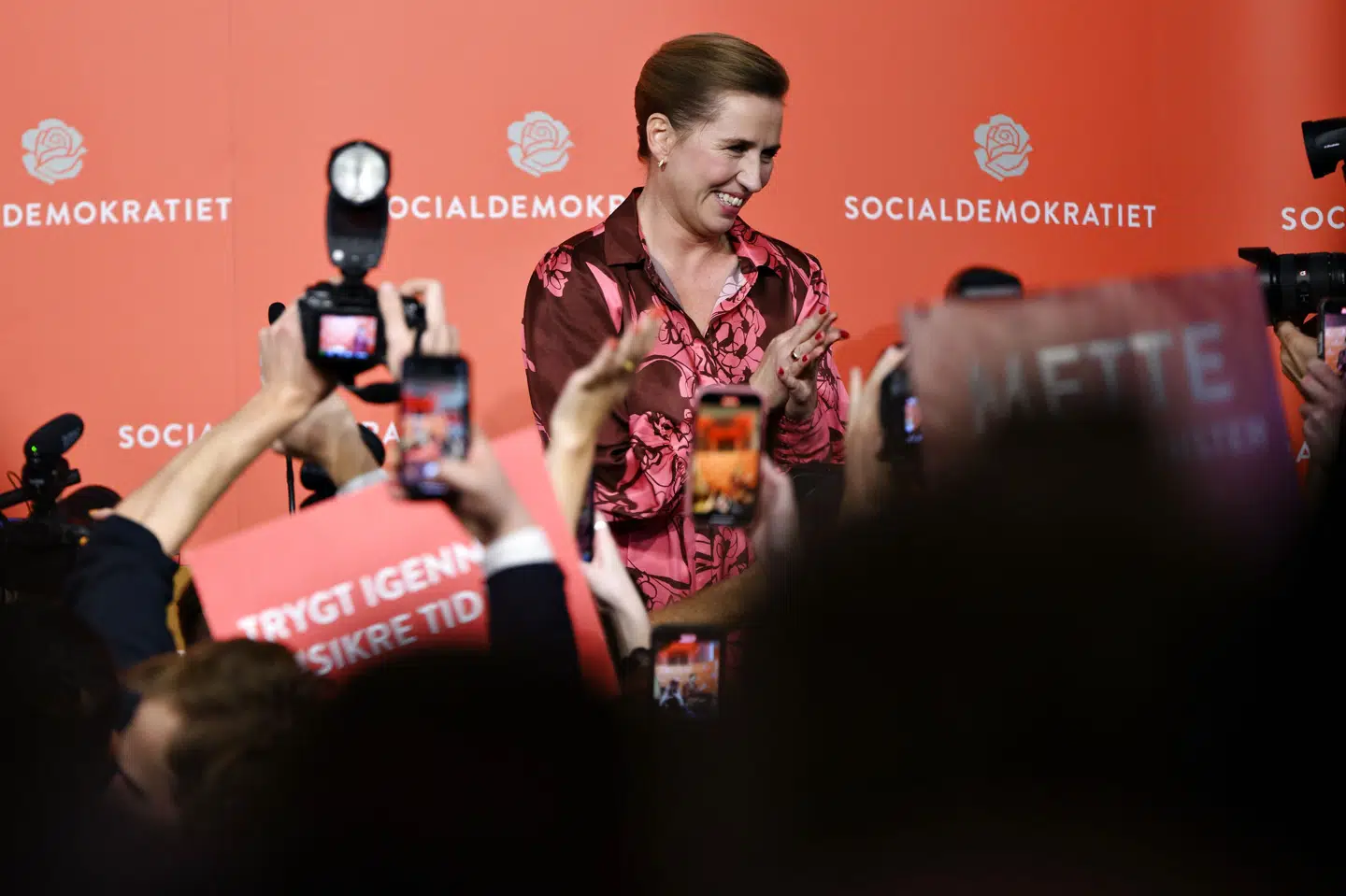 Mette Frederiksen (S) ses her på valgnatten 1. november. Siden har den fungerende statsminister og kongelige undersøger brugt så mange dage på at danne en ny regering, at danmarksrekorden bliver tangeret tirsdag. (Arkivfoto). Philip Davali/Ritzau Scanpix