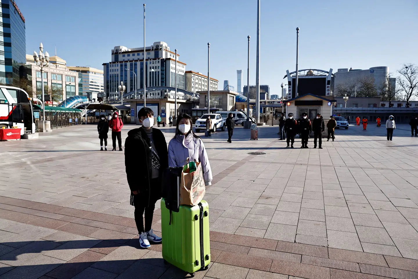 Folk stopper op og mindes i stilhed den tidligere leder Jiang Zemin tirsdag i Beijing. Thomas Peter/Reuters