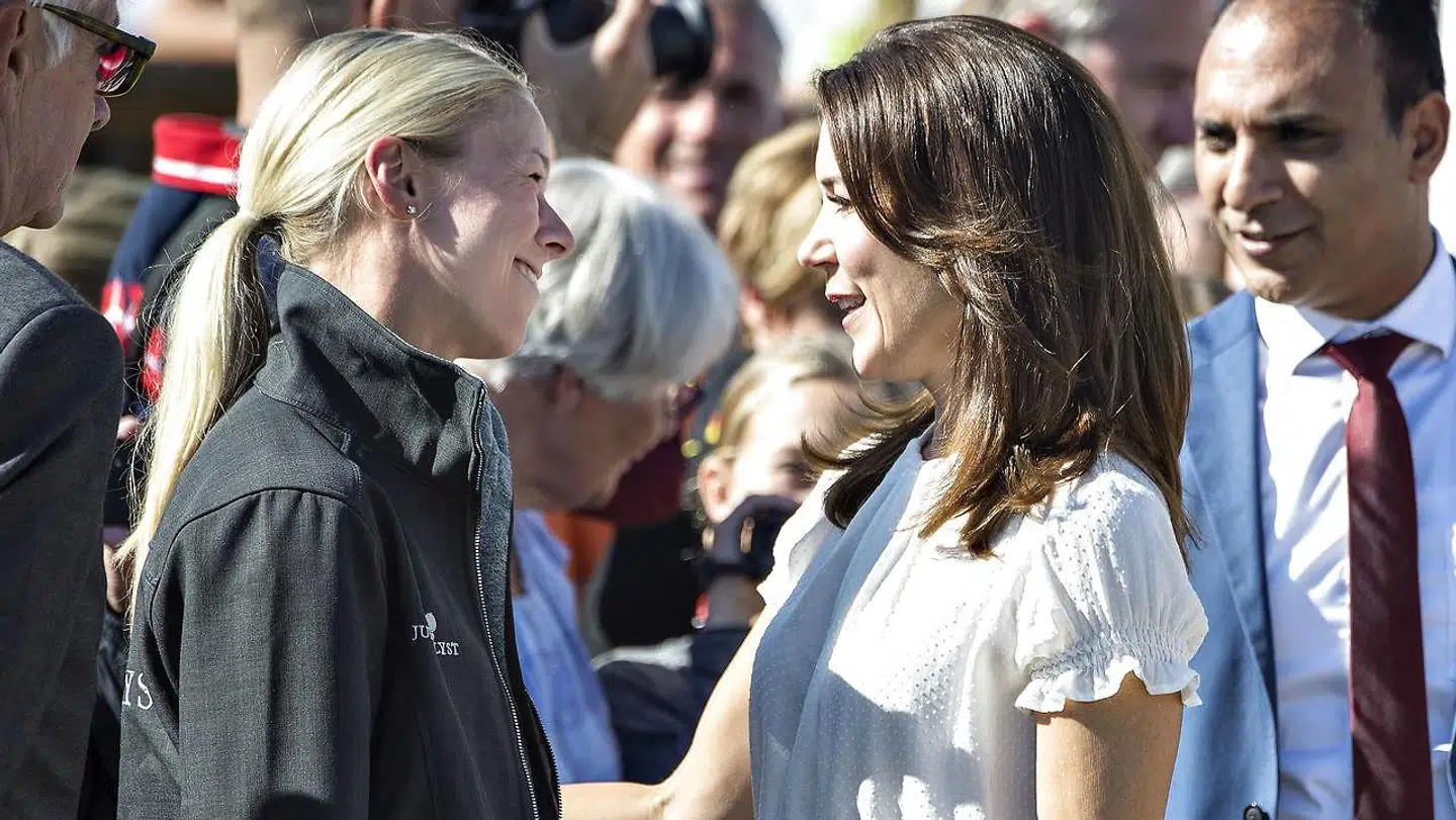 Agnete Kirk Kristiansen ses her med kronprinsesse Mary vd et ridestævne i 2016.
