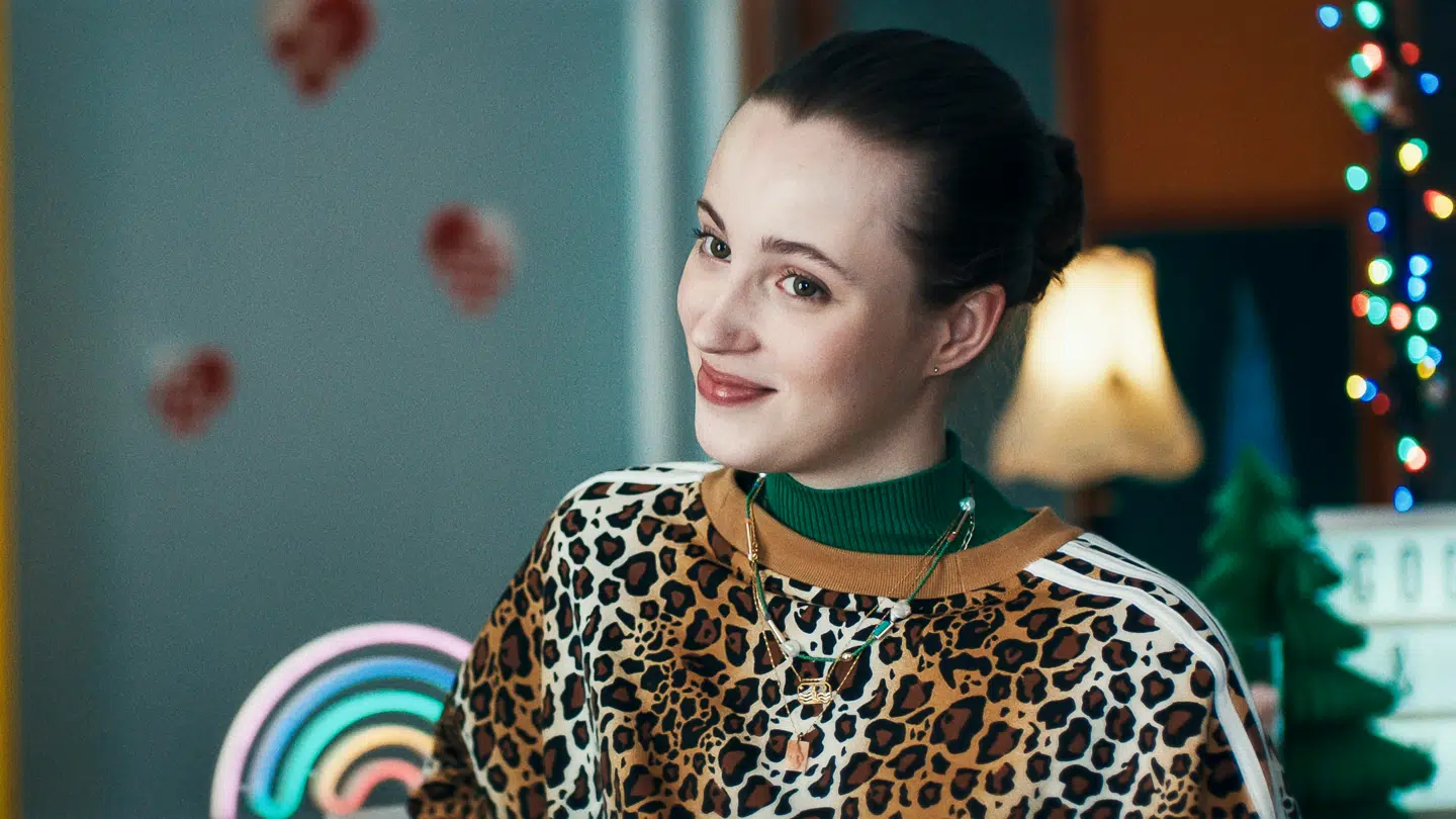 Tinkas tvillingesøster Flora – også spillet af Josephine Højberg.