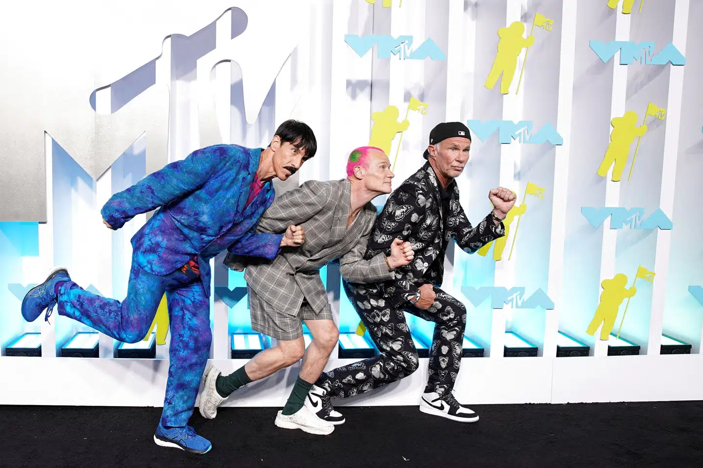 The Red Hot Chili Peppers optræder på musikfestivalen Tinderbox i Tusindårsskoven i Odense næste år. På billedet ses tre af bandets fire medlemmer til MTV Video Music Awards i august i år. Fra venstre ses forsanger Anthony Kiedis, bassist Michael Flea Balzary og trommeslager Chad Smith. Eduardo Munoz/Reuters