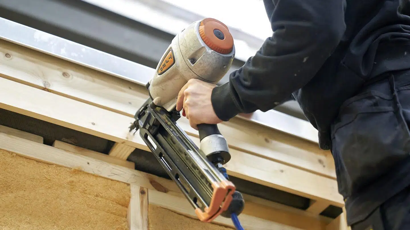 Arkivfoto af en sømpistol.