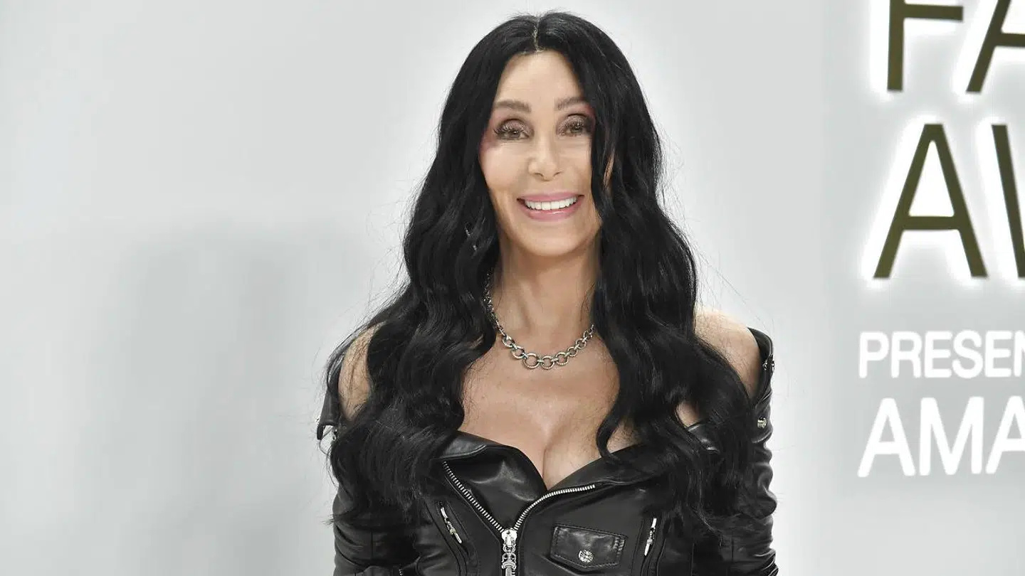 Superlativerne havde ingen ende, da Cher satte ord på forholdet til sin 40 år yngre kæreste Alexander Edwards i et interview med Kelly Clarkson fredag.