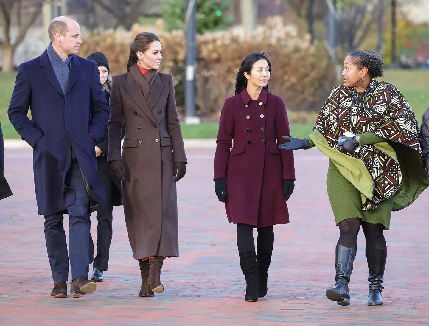 Mariama White-Hammond gav det britiske kronprinsepar en belæring i kolonialismen og racismens miljømæssige konsekvenser under deres besøg i Bosten. I midten Michelle Wu, der er borgmester i den amerikanske østkystby.