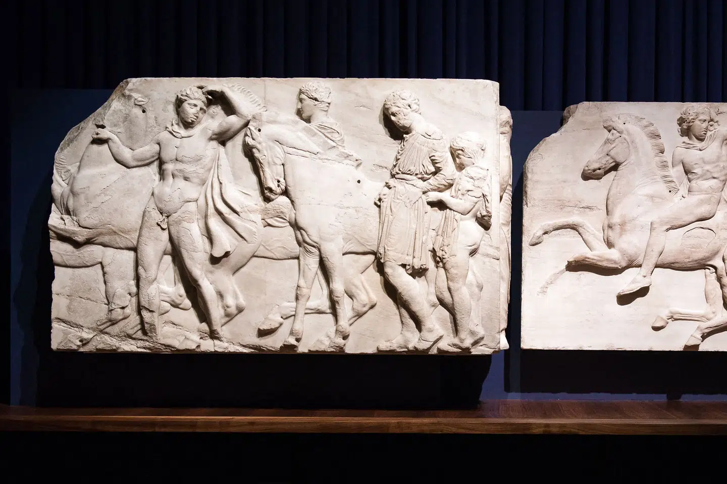 To dele af Elgin Marbles fra Parthenon-templet i Athens ses her på museet British Museum. (Arkivfoto). Leon Neal/Ritzau Scanpix