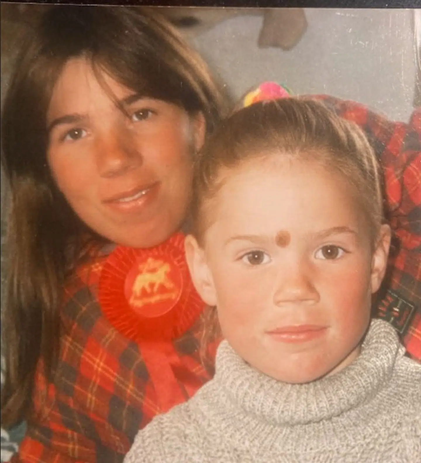 Sophie Jahn sammen med sin mor Anna, der selv begyndte at komme på hestegården som 14-årig. Dengang var Jerry Jahn gift med en anden kvinde, men han blev hurtigt skilt. Som 19-årig fødte hun Sophie. Foto: Privat.