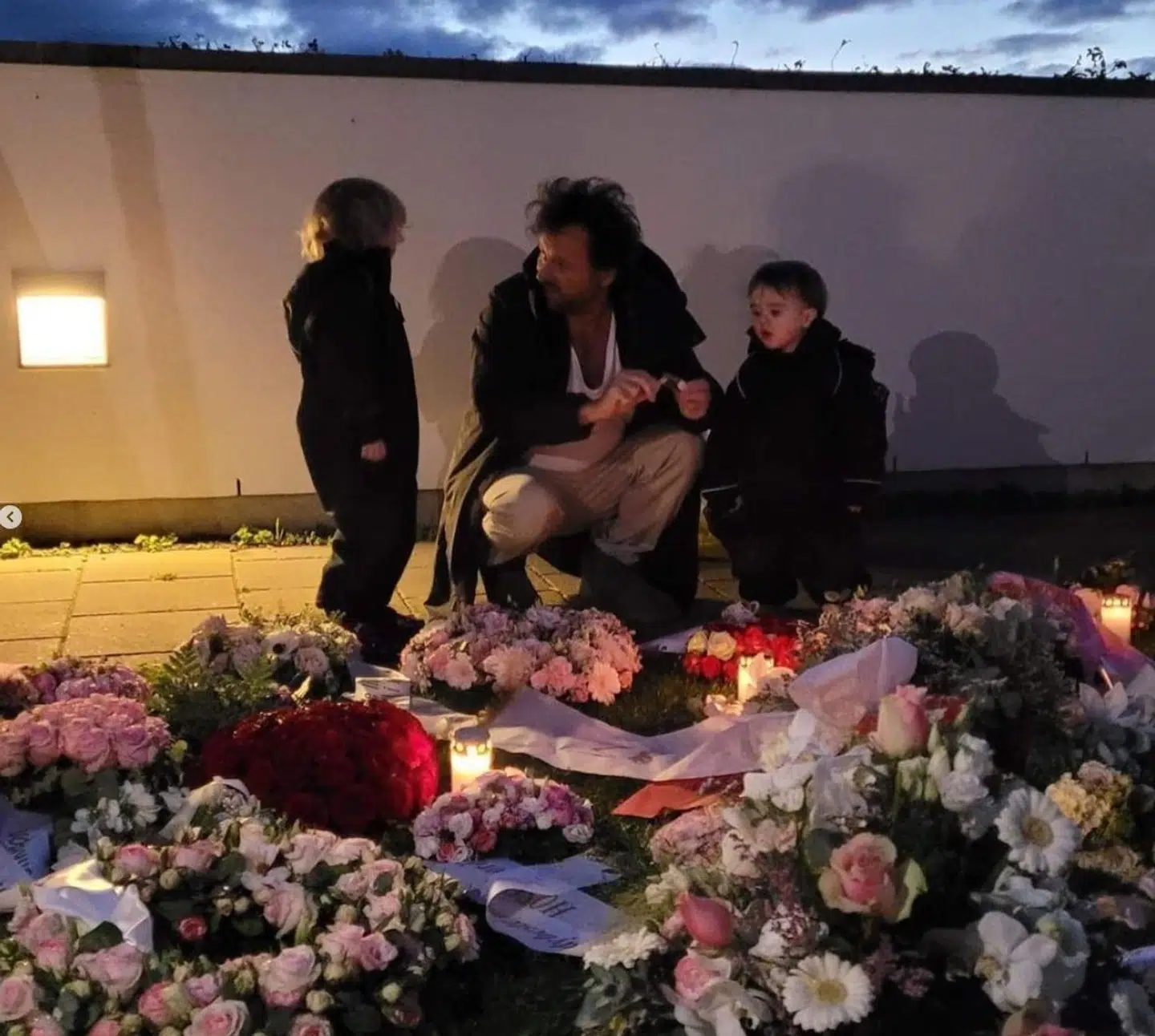 De mange blomster fra bisættelsen ligger stadig foran huset i Korsør, og hver aften tænder Dennis Knudsen et lys for Naomi sammen med Lucas og Noah.