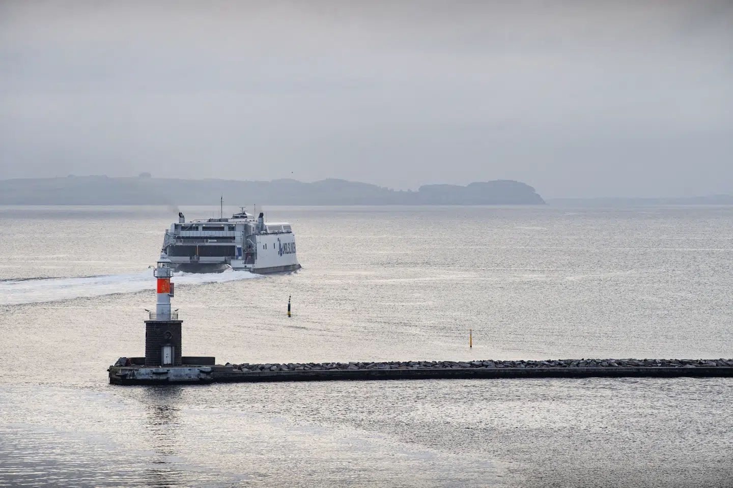 En journalist, der befandt sig om bord på en færge på Kattegat, overhørte en telefonsamtale og skrev på den baggrund en klumme. Sagen har nu ført til en betinget fængselsdom og en bøde til to nordjyske erhvervsmænd. (Arkivfoto). Bo Amstrup/Ritzau Scanpix