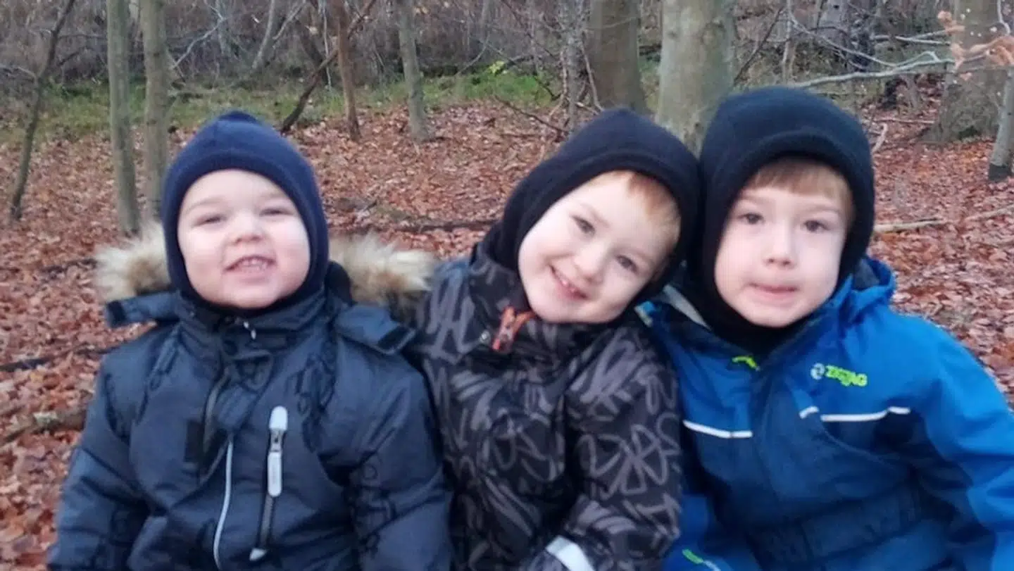 Her er Jamie på fire år, Tino på fem år og Milos på seks år på tur i skoven med deres mor Liselotte Valtentin Hansen. Foto: Privat
