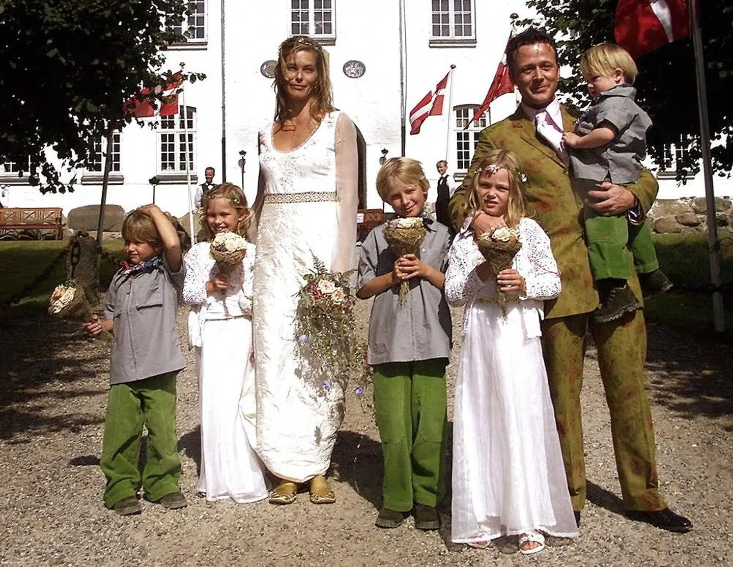 Thomas Helmig og Renée Toft Simonsen ved deres bryllup i 2000. Her med de sammenbragte børn, fra venstre: Jens Kristian, Ulrikke, Niclas (Renées gudsøn), Ida Marie – og på armen det fælles barn Hugo.