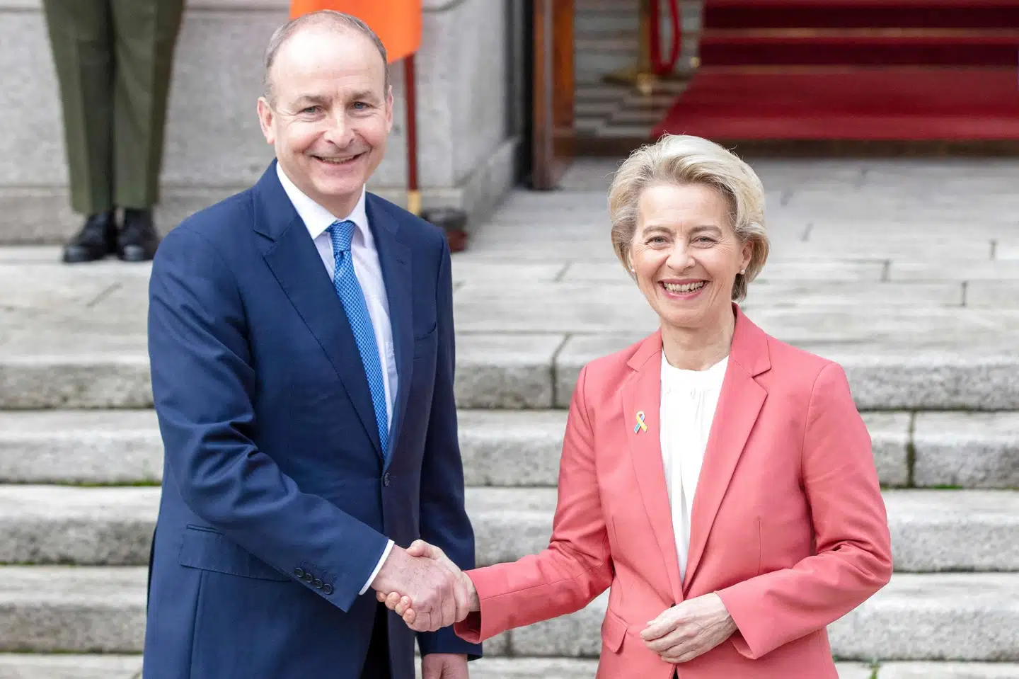 Irlands premierminister Micheál Martin udveksler håndtryk med Ursula von der Leyen, som torsdag besøgte Dublin, hvor hun roste Storbritannien for en mere pragmatisk tone i forhandlingerne med EU. Paul Faith/Ritzau Scanpix
