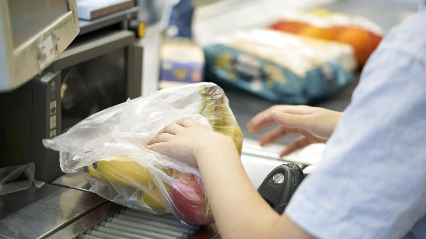 Det kan være en hård post at sidde i kasse i et dansk supermarked, hvor kunderne ikke altid er lige søde. (Arkivfoto)