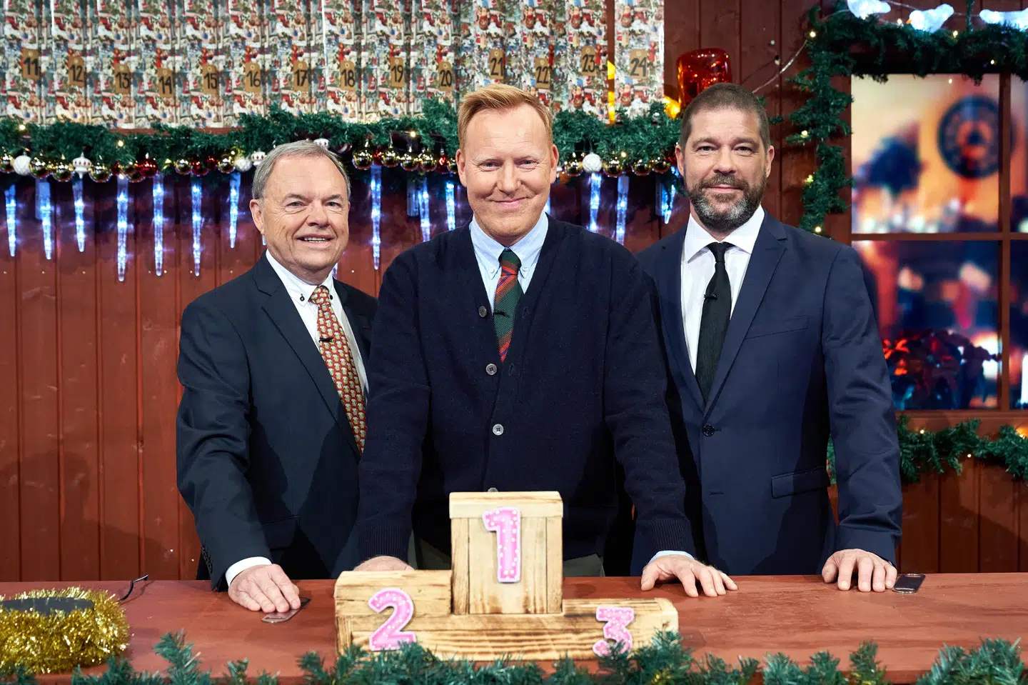 Det er ølekspert Carsten Berthelsen, der udvælger det, som Anders Breinholt og Søren Rasted skal smage sig igennem. (PR-foto). Janus Nielsen/Viaplay Group/PR-foto/Free