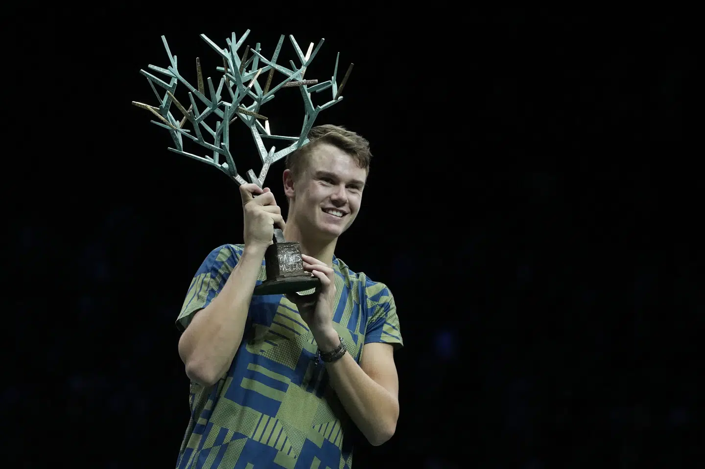 Holger Rune sluttede sin 2022-sæson med at vinde Paris Masters efter at have slået Novak Djokovic. Thibault Camus/Ritzau Scanpix