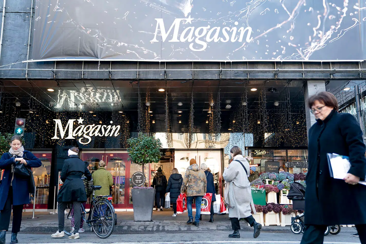 Varelagrene bugner i Magasin, der oplever hård priskrig endnu tidligere end normalt.