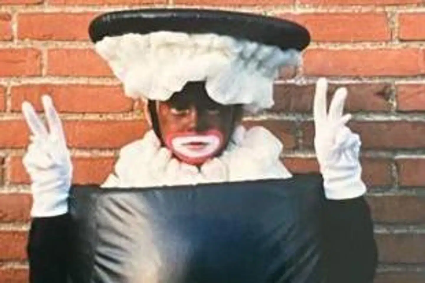 Således så en af de omdiskuterede flødeboller i Pyrus-julekalenderen ud. Det sortmalede ansigt er blevet beskyldt for at være såkaldt black facing, mens de røde læber kan kritiseres for at være en karikeret fremstilling af sorte.