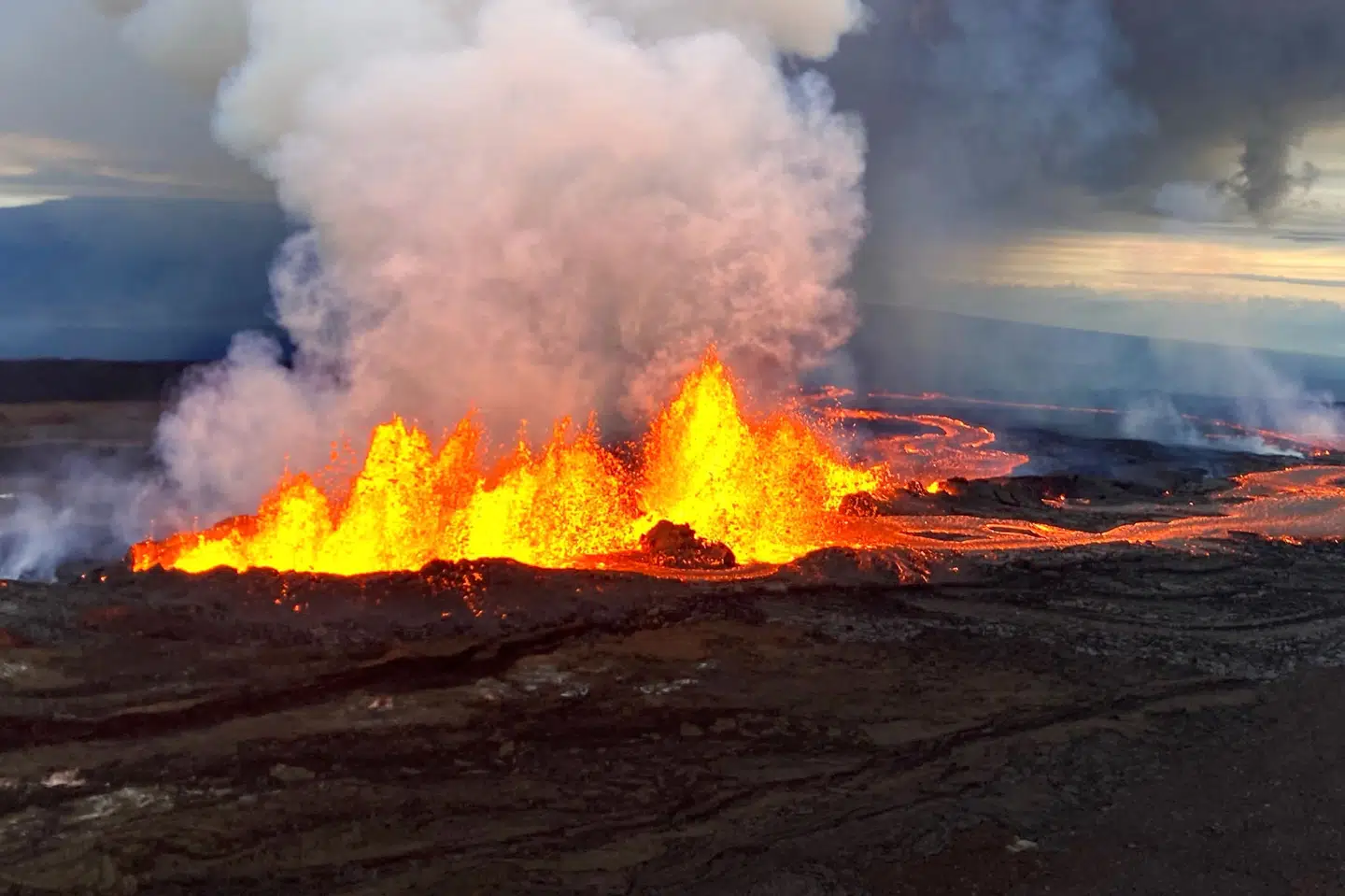 På billedet kan man se lava, som bliver skudt op i luften af vulkanen Mauna Loa på Hawaii. M. Patrick/Usgs/Reuters
