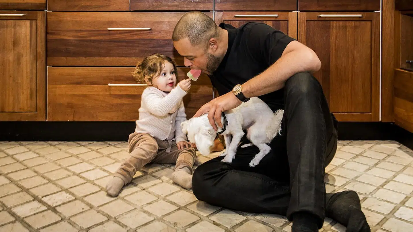 Remee skrev sangen til sin første datter, Emma. Her ses han med sin anden datter, Kenya.