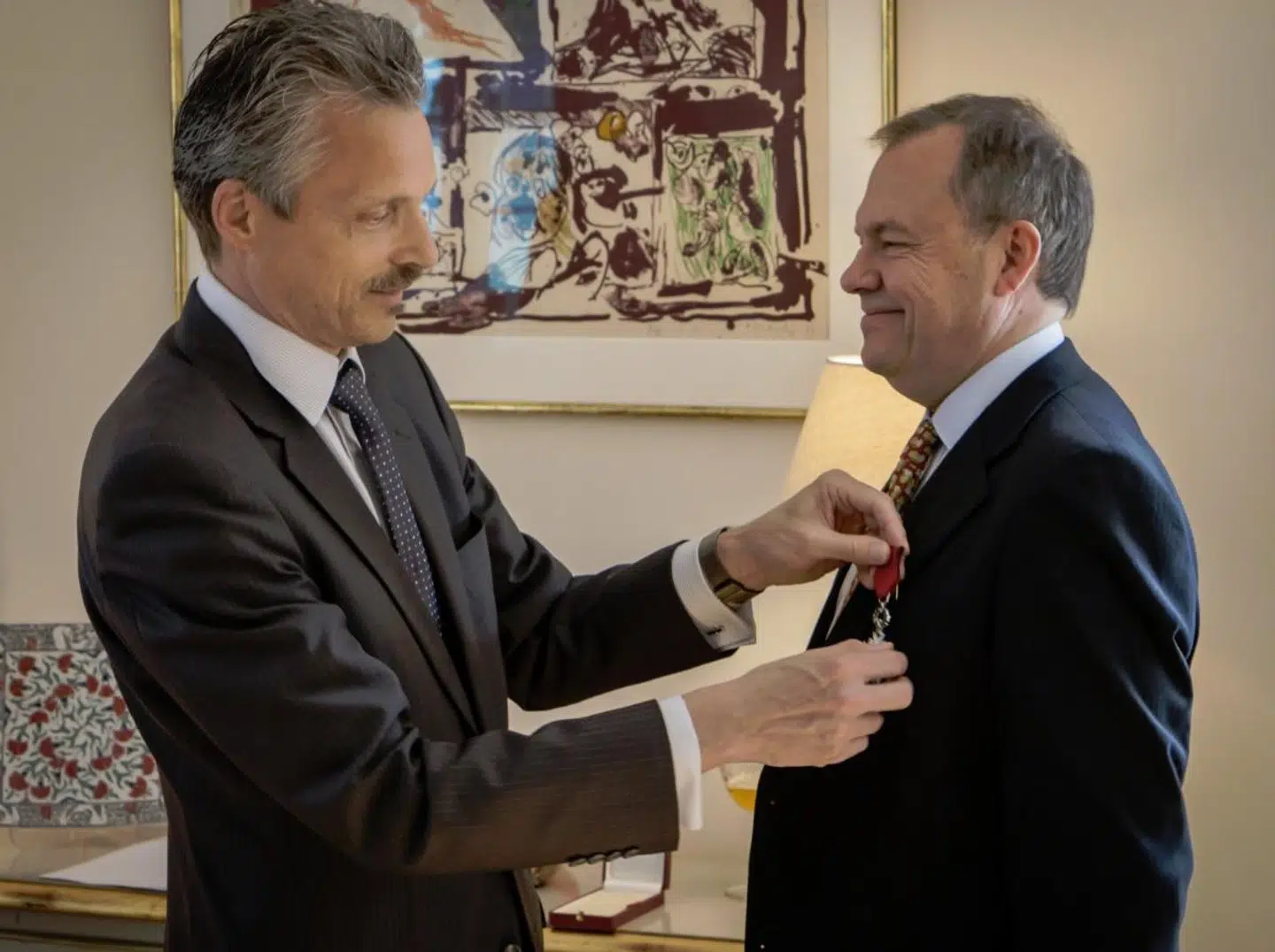 Den belgiske ambassadør Pol De Witte overrakte Carsten Berthelsen den belgiske konges ridderkors på ambassaden tilbage i 2015. To år efter fik øleksperten selv anledning til at hilse på kong Philippe.