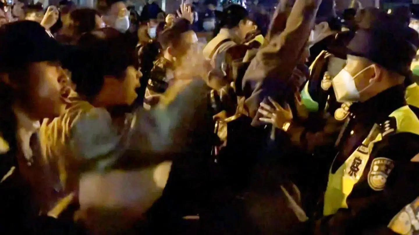 Kinesiske demonstranter i Shanghai kræver styrets afgang.