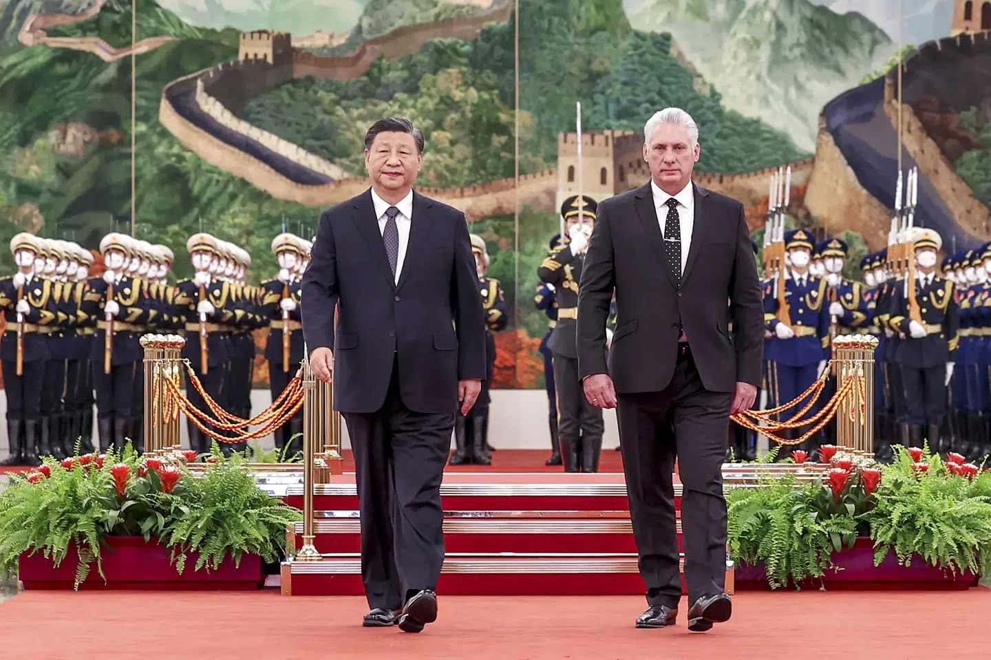 Cubas præsident, Miguel Díaz-Canel, har været på et sjældent besøg hos Kinas præsident, Xi Jinping. Ding Lin/Ritzau Scanpix