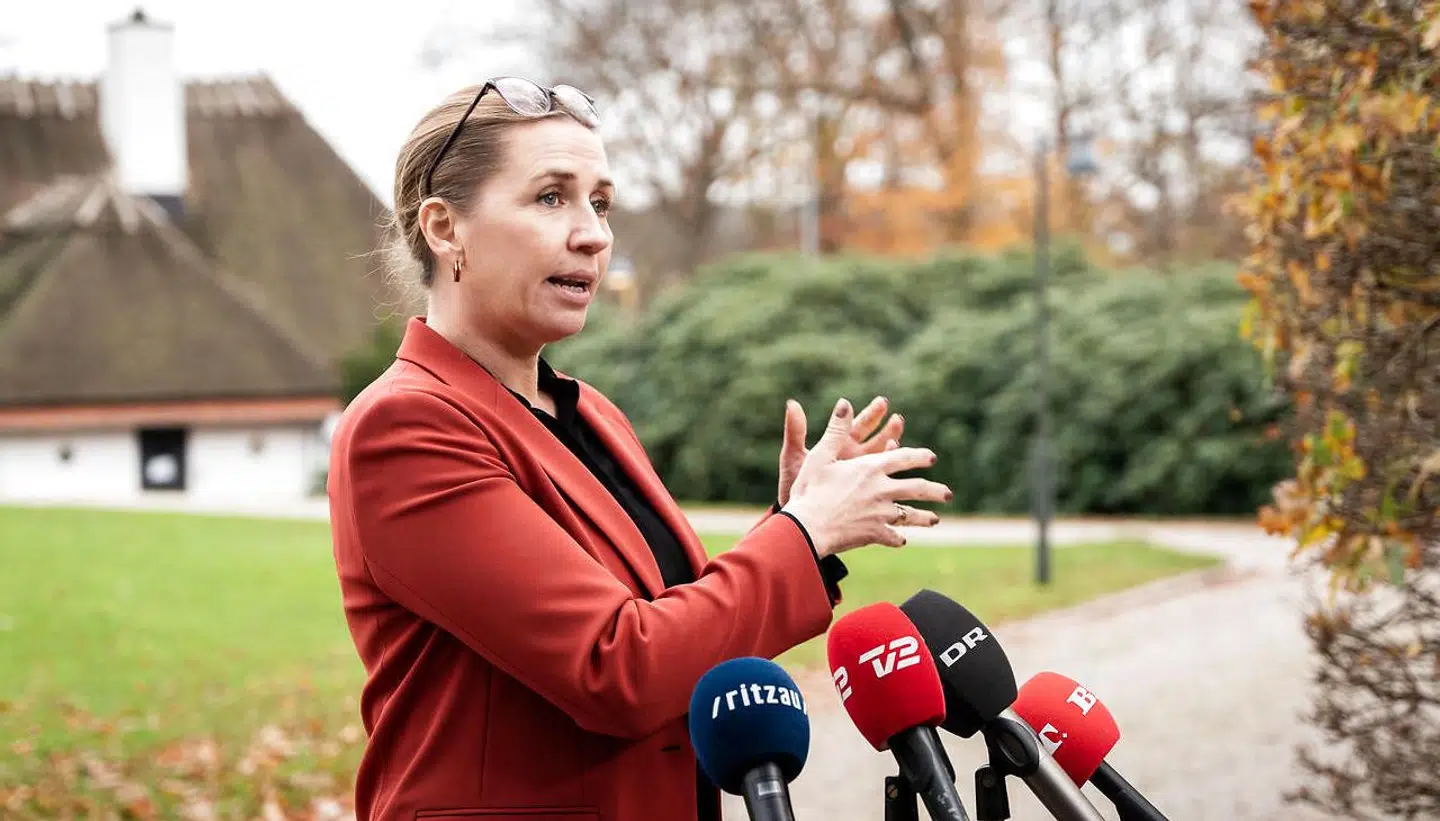 Mette Frederiksen (S) foran Marienborg, hvor de afgørende regeringsforhandlinger i øjeblikket foregår.