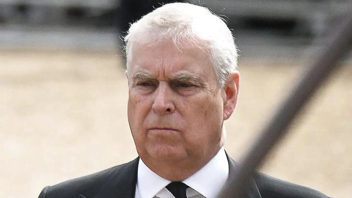 Prins Andrew måtte komme ti sin mors begravelse uden uniform, da han har fået frataget sine titler.