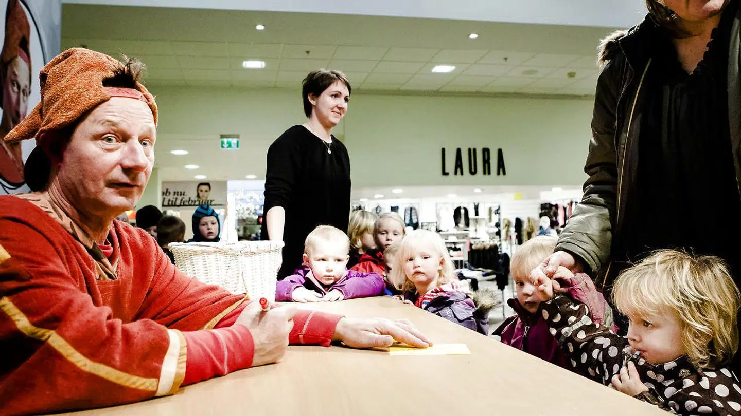 Skuespilleren Jan Linnebjerg, bedre kendt som Pyrus, optræder i Ballerupcenteret. Jan fortæller, at det godt kan frustrere ham, at han sidder fast i sin gamle karakter som nisse og har svært ved at få nye roller.