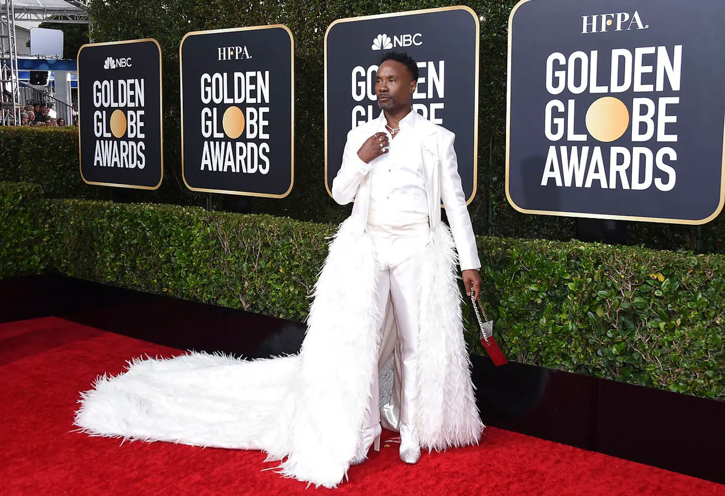 Amerikanske Billy Porter skuffer sjældent på den røde løber. Her ankommer han til uddelingen af filmpriserne Golde Globe Awards i januar 2020 iført hvid jakke og skørt designet af Alex Vinash. »This is a standing look, not a sitting look,« sagde Porter til modebladet Bazar.