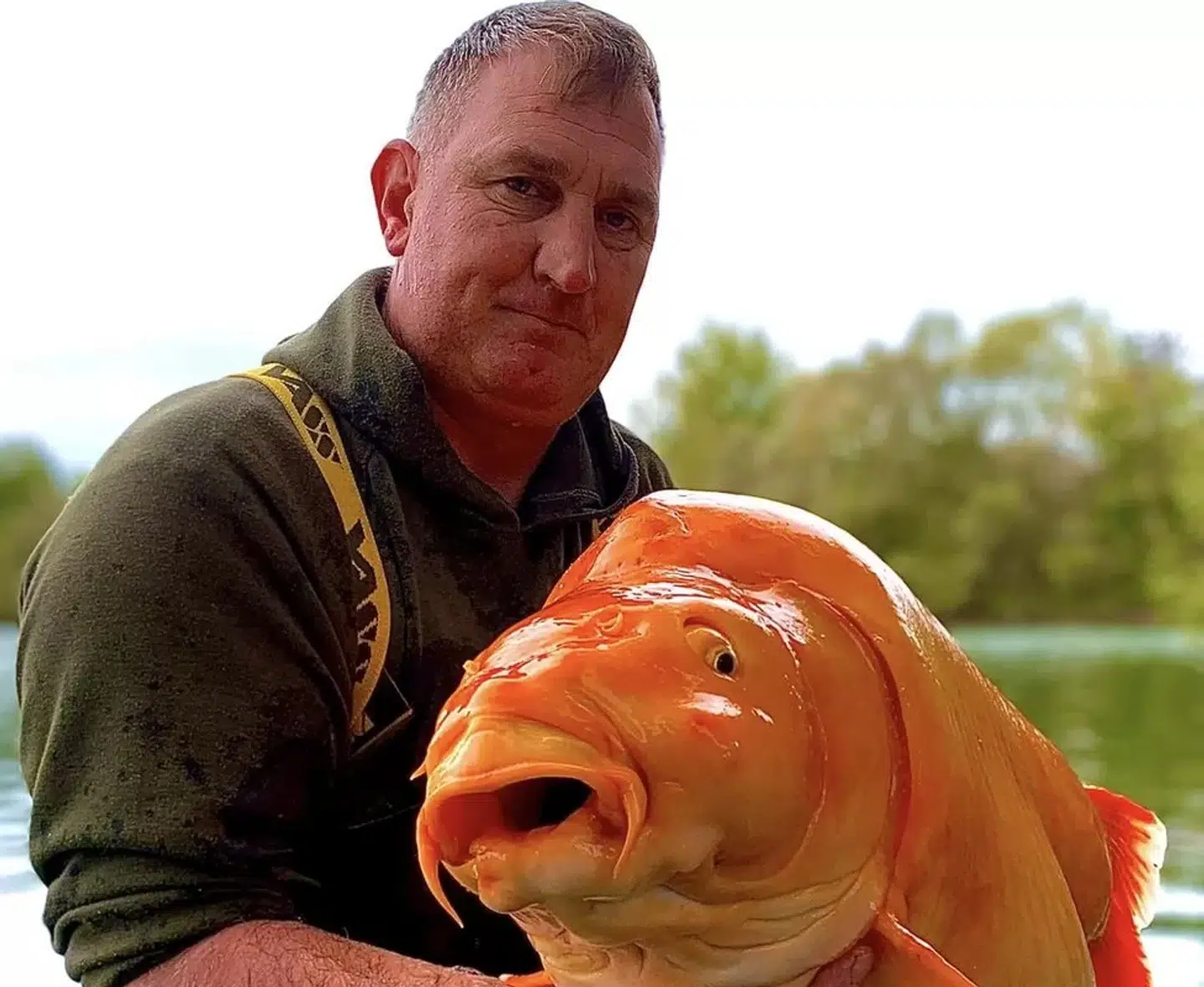 Andy Hackett med sin store fangst op over 30 kilo.